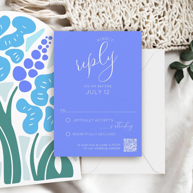 Invitación a matrimonio simple de PURPLE con flore (Simple violet purple script formal QR code RSVP card sky blue retro boho floral arch wedding invite)