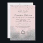 Invitación a Mitzvah de Bat de Plata Rosa<br><div class="desc">Una elegante invitación rosa y plateado a Bat Mitzvah con confeti purpurina de plata en la parte superior y glam plateado en la parte inferior con un purpurina de plata Star of David.</div>