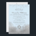 Invitación a Mitzvah de Blue Silver Bat<br><div class="desc">Una elegante invitación a Bat Mitzvah azul y plateado que incluye confetti purpurina plateado en la parte superior y glam plateado en la parte inferior con un purpurina de plata Star of David.</div>