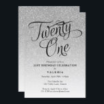 Invitación a Purpurina plateado por cumpleaños núm<br><div class="desc">Esta moderna y oscura invitación a la fiesta de cumpleaños de un purpurina presenta un falso y brillante patrón purpurina y un elegante encabezado de tipografía de escritura. Agregue el texto de su personalizado mediante el formulario de plantilla. Hay opciones adicionales para texto y diseño disponibles si elige un personalizar...</div>