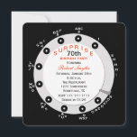 Invitación a Rotary por Surprise 70th Birthday Par<br><div class="desc">¿Es una fiesta sorpresa de cumpleaños número 70 para él en tu futuro? Sí, entonces una sorpresiva invitación a la fiesta de cumpleaños número 70 podría ser justo lo que estás buscando... este diseño es una divertida invitación de fiestas retro sorpresa. Una cara de teléfono de estilo rotativo en negro...</div>