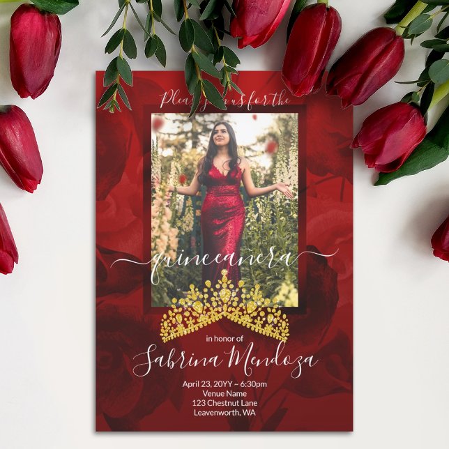 Invitación a tiara Diamante de imitación de Quince (Elegant red quinceanera invitations with gold crown, red roses, floral red mis quince script writing)