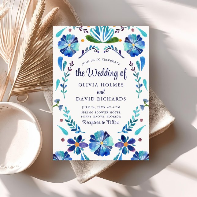 Invitación a una boda de Fiesta Floral Folk Azul y (Blue and White Folk Floral Fiesta Wedding Invite on neutral boho wedding table.)