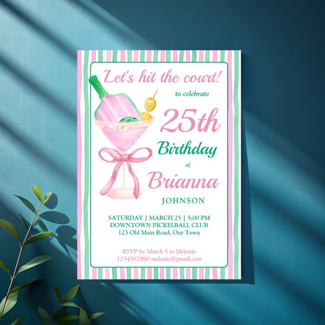 Invitación a una fiesta de cumpleaños verde y rosa (Pickleball pink and green coquette bow martini glass adults birthday party invitation template)
