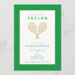 Invitación a una fiesta de Estrella del Tenis<br><div class="desc">Celebra a tu jugador de tenis o a tu aficionado al tenis con estas magníficas invitaciones doradas y verdes que incluyen falsos raquetas de tenis de oro. Texto y color de fondo en personalizable. La edad de cumpleaños también es personalizable. Parte de una colección de Parcel Studios. *Nota: Los detalles...</div>