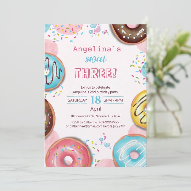 Invitación A vibrant birthday invitation with donuts.  (Anverso de pie)