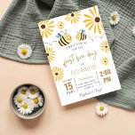 Invitación Abeja amarilla y girasol primer día<br><div class="desc">Invitación de primer día de abejas amarillas y girasoles</div>