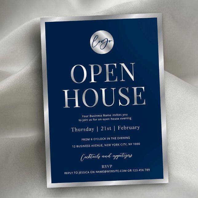 Invitación Abierto con el logotipo de negocios de la moderna  (Professional navy blue and faux silver business logo open house invitation design)