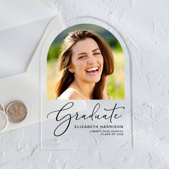 Invitación acrílica de graduación de fotografía ar (An elegant photo arched acrylic graduation announcement to celebrate the graduate's achievements)