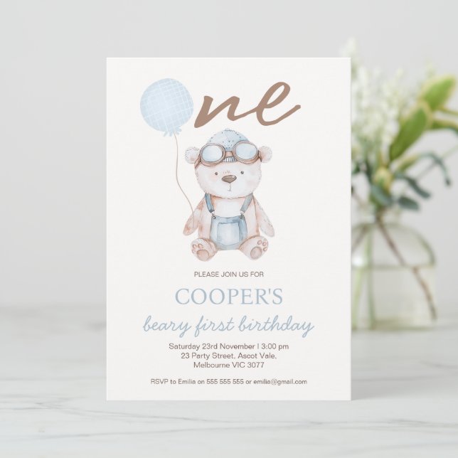 Invitación Acuarela Azul Marrón Beary Primer Cumpleaños (Anverso de pie)