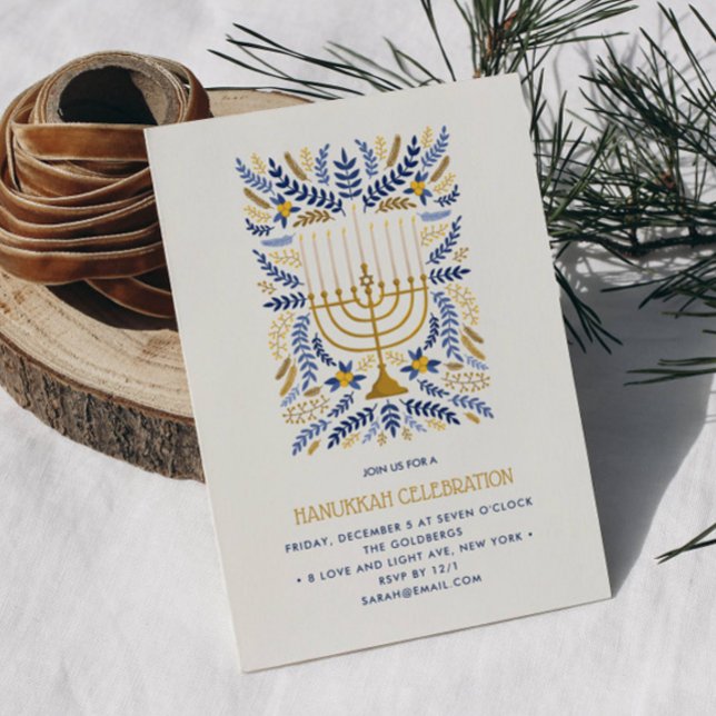 Invitación Acuarela festiva Menorah Floral Hanukkah FIESTA (Hanukkah party invitation featuring gold menorah and candles and foliage in blue gold and white)
