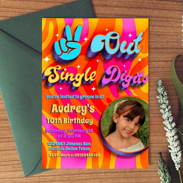 Invitación Adiós a los Dígitos Simples Cumplo 10 con Foto (Peace Out Single Digits - Groovy Retro 10th Birthday Invitation with Photo)