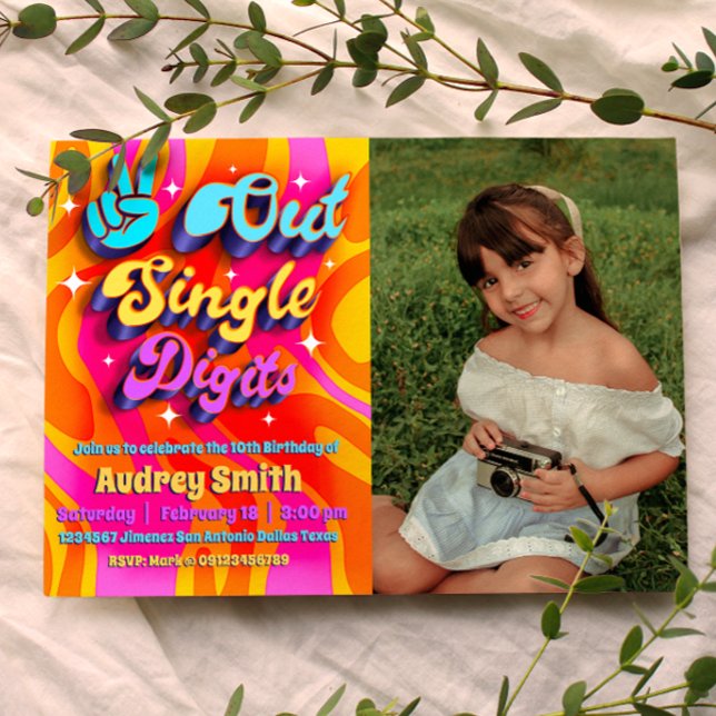 Invitación Adiós a los Dígitos Únicos Soy 10 con Foto (Peace Out Single Digits - Groovy Retro 10th Birthday Landscape Invitation with Photo)