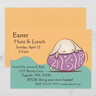 Invitación Adorable conejito tendido en un huevo de Pascua Mo