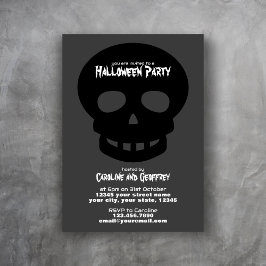 Invitación Adultos de cráneo negro gris asustan Halloween