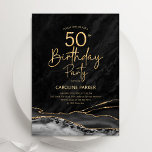 Invitación Agate Black Gold 50 cumpleaños<br><div class="desc">Invitación a la fiesta de cumpleaños 50 años de color negro y oro. Elegante diseño moderno con fondo geodésico de mármol agate acuarela, oro falso purpurina y tipografía de escritura. La carta de invitación de moda es perfecta para una elegante celebración del cumpleaños de las mujeres. Invitaciones Zazzle impresas o...</div>