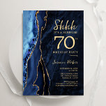 Invitación Agate de oro azul de la marina sorprende 70 cumple<br><div class="desc">La ágata azul marino y oro sorprende la invitación de cumpleaños número 70. Elegante diseño moderno con acuarela azul real agate mármol fondo geodésico, oro falso purpurina y letra de escritura tipográfica. La carta de invitación de moda es perfecta para una elegante celebración del cumpleaños de las mujeres. Invitaciones Zazzle...</div>