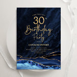 Invitación Agate Navy Blue Gold 30 cumpleaños<br><div class="desc">Invitación a la fiesta de cumpleaños número 30 de los marineros azules y dorados. Elegante diseño moderno con acuarela azul real agate mármol fondo geodésico, oro falso purpurina y letra de escritura tipográfica. La carta de invitación de moda es perfecta para una elegante celebración del cumpleaños de las mujeres. Invitaciones...</div>