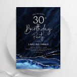 Invitación Agate Navy Blue Silver 30 cumpleaños<br><div class="desc">Invitación a la fiesta de cumpleaños número 30 de azul marino y plata. Elegante diseño moderno con acuarela azul real agate mármol fondo geodésico, plateado falso purpurina y tipografía tipo letra de guión. La carta de invitación de moda es perfecta para una elegante celebración del cumpleaños de las mujeres. Invitaciones...</div>