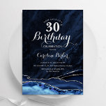 Invitación Agato de plata azul de la marina, 30 años<br><div class="desc">Invitación a la fiesta de cumpleaños número 30 de azul marino y plata. Elegante diseño moderno con acuarela azul real agate mármol fondo geodésico, plateado falso purpurina y tipografía tipo letra de guión. La carta de invitación de moda es perfecta para una elegante celebración del cumpleaños de las mujeres. Invitaciones...</div>