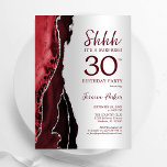 Invitación Agato de plata roja de Borgoña Sorpresa 30 cumplea<br><div class="desc">Oscuro rojo burdeos y ágata de plata sorpresiva invitación de fiesta de cumpleaños número 30. Elegante diseño moderno con fondo geodésico de mármol agate acuarela, letra falsa purpurina plateada y tipografía. La carta de invitación de moda es perfecta para una elegante celebración del cumpleaños de las mujeres. Invitaciones Zazzle impresas...</div>