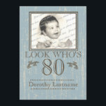 Invitación Aged Wood 80th Birthday Photo Blue<br><div class="desc">De edad avanzada lucen madera en azul,  invitación al marco de fotos de cumpleaños número 80 para él o ella. Mira quién tiene ochenta años,  sube una foto favorita de cualquier edad y texto personalizar para tu fiesta.</div>