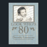 Invitación Aged Wood 80th Birthday Photo Blue<br><div class="desc">De edad avanzada lucen madera en azul,  invitación al marco de fotos de cumpleaños número 80 para él o ella. Mira quién tiene ochenta años,  sube una foto favorita de cualquier edad y texto personalizar para tu fiesta.</div>