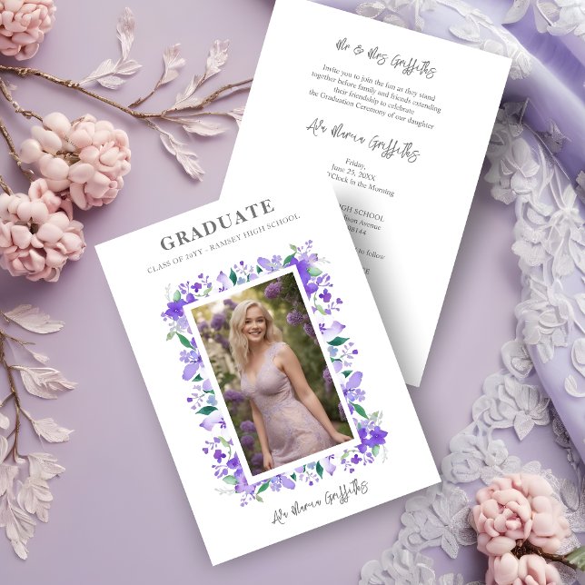 Invitación Agradable Graceful Floral Graduación Lilac Foto (Charming Graceful Floral Contemporary Purple Personalized Photo Graduation Invitation Card.)