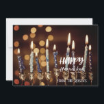 Invitación Agradables Luces del Hanukkah Chanukah Menorah<br><div class="desc">Una bella e impresionante invitación a una menorah iluminada con velas en un ambiente de invierno y de fondo brillante. Los detalles de la parte posterior de la tarjeta que desea personalizar. Ten unas vacaciones felices ❀</div>
