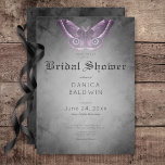 Invitación Agua gótica negra color morado Moth Bridal Shower<br><div class="desc">Abran el misterioso encanto de su día con este diseño oscuro y mínimo. El diseño de esta sencilla y oscura y elegante ducha nupcial presenta el fondo de un misterioso lavabo acuático negro, con una sencilla polilla de color púrpura en la parte superior, que representa el misterio de la noche...</div>