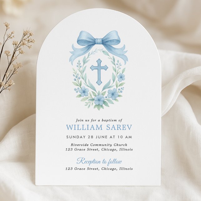 Invitación al bautismo azul arcaico para bebé (Elegant arched boy baptism invitation with blue bow and floral cross – neutral linen flat lay)