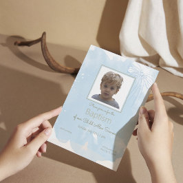 Invitación al bautismo azul suave con acentos dora