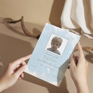 Invitación al bautismo azul suave con acentos dora