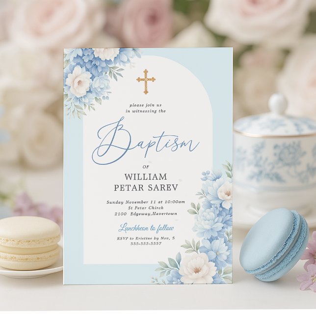 Invitación al bautismo de arco floral azul con cru (Blue and gold floral baptism invite styled with tea set and macarons – elegant and soft)