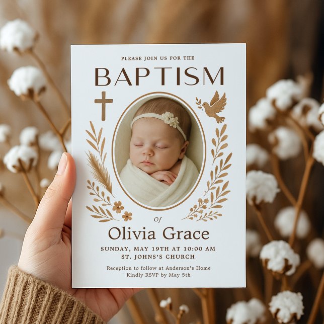 Invitación al bautismo de boho con foto (boho-baptism-invitation-hand-holding-floral-dark-backdrop.png)