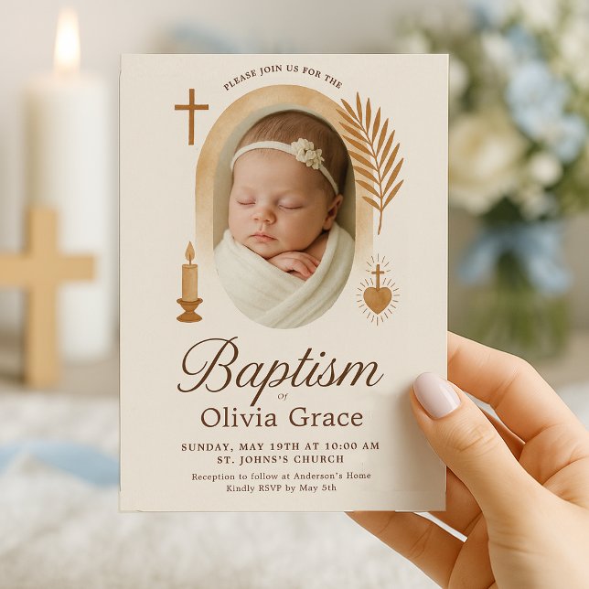 Invitación al bautismo de boho con foto y símbolos (boho -minimalistic-baptism-invitation-hand-holding-cross-dove.png)