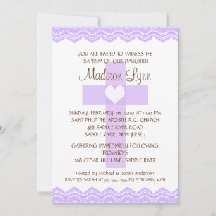 Invitación al bautismo de una niña con cruz morada