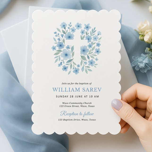 Invitación al bautismo floral azul en vieira para  (Scalloped baptism invite with blue floral cross – elegant and timeless for baby boy.)