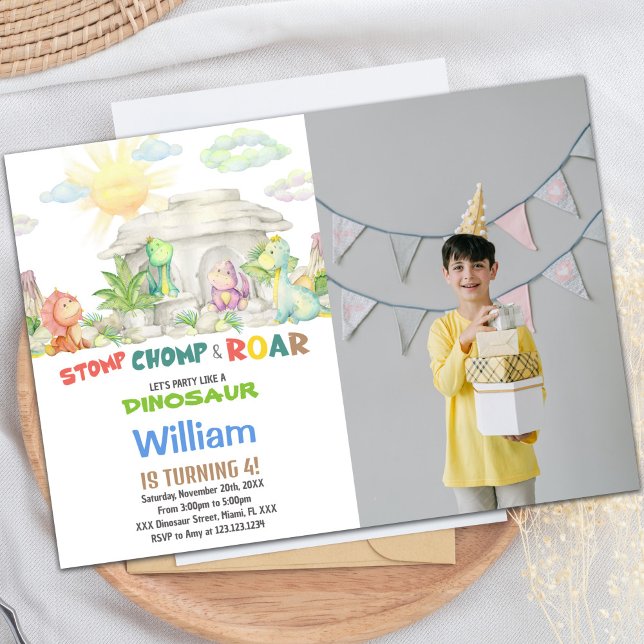 Invitación al cumpleaños de Dinosaur con foto (Stomp Chomp Roar Dinosaur Birthday Photo Invitation)