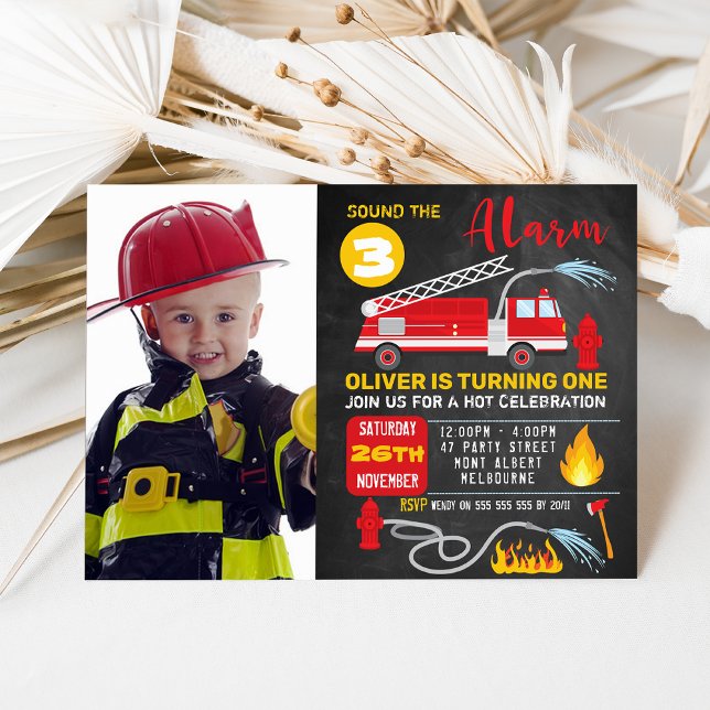 Invitación al cumpleaños del camión de bomberos de (Fire Truck Birthday Invitation Template, Firetruck  Sound the Alarm Birthday Invitation, Chalkboard
)
