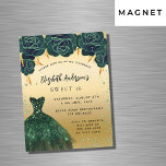Invitación al imán de los rosas de ropa dorada dul<br><div class="desc">Un imán de invitación moderno, elegante y glamuroso para una fiesta de 16 y 16 años. Un fondo de oro falso con polvo verde falso purpurina, un vestido verde esmeralda y rosas verdes, flores. El nombre está escrito con una escritura de estilo con letras a mano moderna. Personalice y agregue...</div>