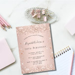 Invitación al imán de oro del rosa de polvo del pu<br><div class="desc">Para una elegante fiesta de cumpleaños número 50 (o cualquier edad). Un rosa de oro falso de aspecto metálico. Decorada con un purpurina falso de oro rosa. Personalice y agregue un nombre y detalles del fiesta. El nombre se escribe con un guión de estilo con letras a mano. Como tarjeta...</div>