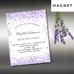 Invitación al imán de purpurina de lavanda violeta<br><div class="desc">Para una elegante fiesta de cumpleaños número 40 (o cualquier edad). Un fondo blanco de moda en la parte delantera. Decorado con purpurina falso violeta. Personalice y agregue un nombre y detalles del fiesta. El nombre se escribe con un guión de estilo con letras a mano</div>