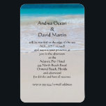 Invitación al imán del Personalizado de la boda de<br><div class="desc">Las invitaciones al imán personalizado de bodas de la playa de destino son 4x6 en alineación vertical. El agua tropical del océano y la arena de la playa son el telón de fondo para su información boda. Fácil de personalizar en negro, estilo de letra impreso. Los nombres de Bride y...</div>