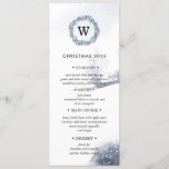 Invitación al menú de cena de Navidades de Winter<br><div class="desc">Hermoso y elegante menú de Navidades a la carta en el paisaje acuático de invierno con corona azul foliage de invierno sosteniendo un monograma personalizado. El estilo delgado de la tarjeta tiene suficiente espacio para toda la información necesaria. Personalizar con especificaciones de menú y ocasión en campos provistos con fuente...</div>