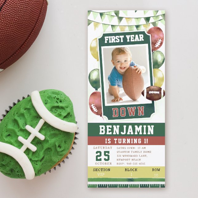 Invitación al primer cumpleaños del chico feliz pa (first year down football birthday invitation photo template balloons watercolor sports boy green)