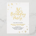 Invitación al Relieve metalizado real del Fiesta d<br><div class="desc">Celebra tu día especial con esta elegante invitación al Relieve metalizado de cumpleaños para adultos. Este diseño presenta un texto de Relieve metalizado de oro de moda "Fiesta de cumpleaños número 30" con confeti brillante. Puede elegir el color del Relieve metalizado (oro/ plata/ oro Rosa). Hay más diseños y suministros...</div>