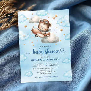 Invitación alegre de oso de peluche en avión azul 