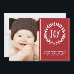 Invitación alegre del nacimiento del día de fiesta<br><div class="desc">Una tarjeta linda de la foto del día de fiesta para el primer navidad del bebé. Esta invitación roja y blanca festiva del nacimiento ofrece una guirnalda y un cuarto bonitos para una foto.</div>