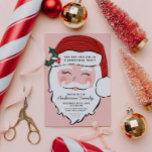 Invitación Alegre Santa Face | Rosa y Rojo | De Santa<br><div class="desc">Esta invitación a Navidades es perfecta para tu próxima fiesta de vacaciones y cuenta con una alegre cara de Santa sobre un fondo rosa con un texto que dice "Estás invitado a un fiesta Navidad" en letras negras en el gorra de Santa. Todos los detalles del fiesta están listados en...</div>